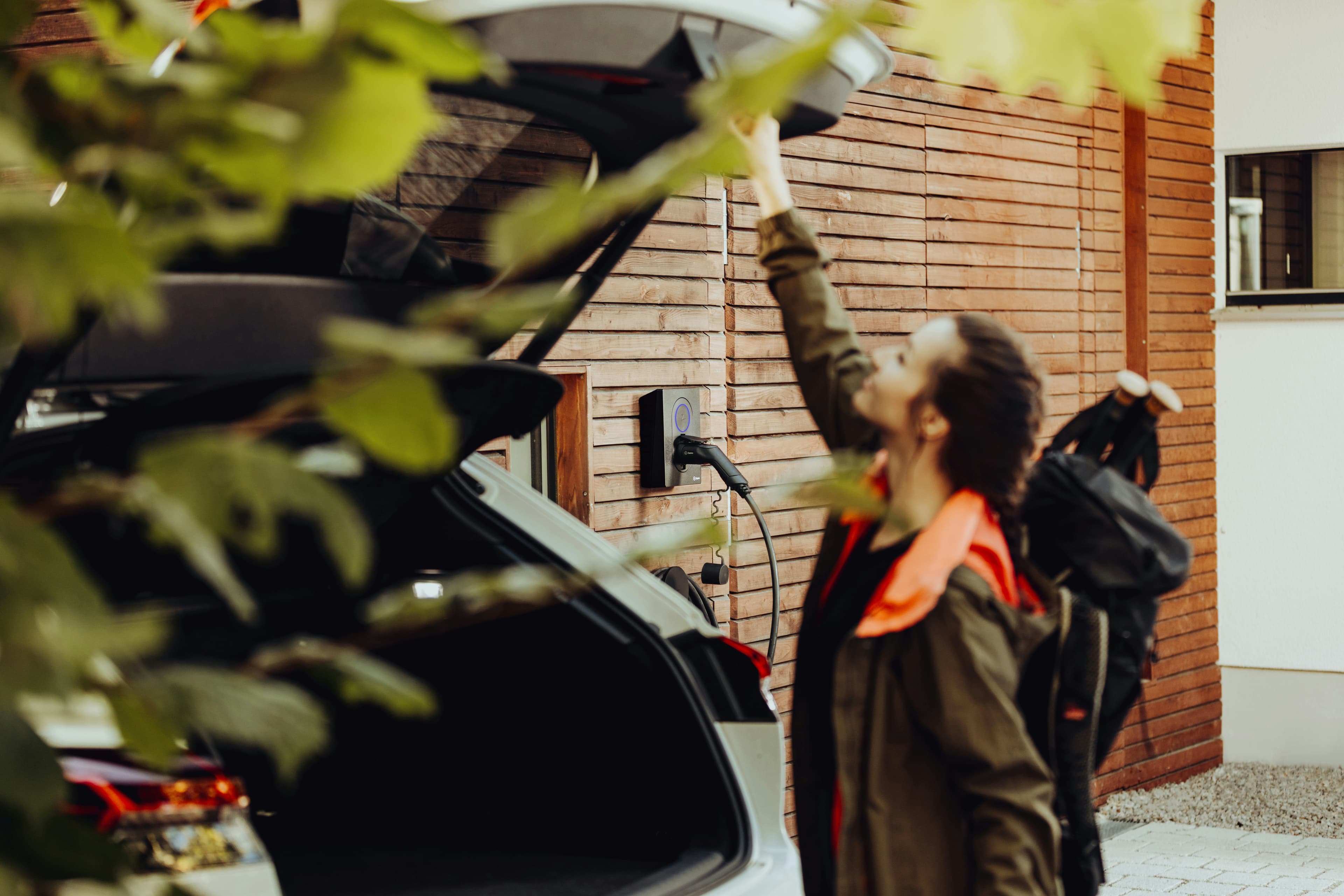 Familie fährt entspannt im Elektroauto